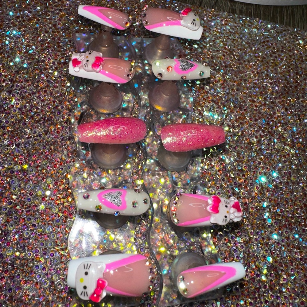 Pink and white glitter hello kitty press on nails! Quality hand made !